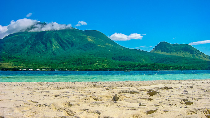 Blick von White Island auf Camiguin, Philippinen