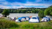 Zelte auf dem Campingplatz am See