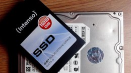 Alte mechanische ATA und neue SSD Festplatte