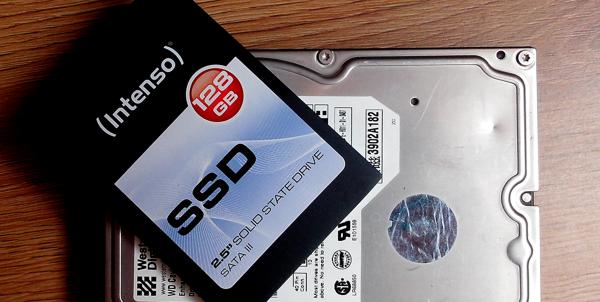 Alte mechanische ATA und neue SSD Festplatte
